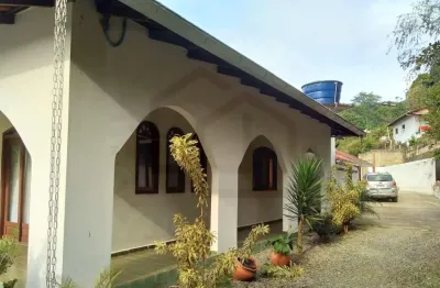 Espaçosa casa com piscina e pomar em bairro completo