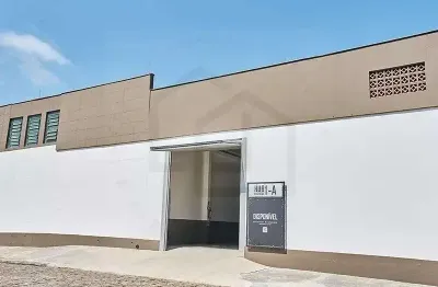 Galpão industrial amplo e com pé direito alto, próximo ao centro de brusque