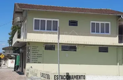 Casa de alvenaria com 550m² com 3 dormitório e ponto comercial