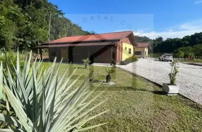 Linda e espaçosa chácara de 3 dormitórios sendo 1 suíte