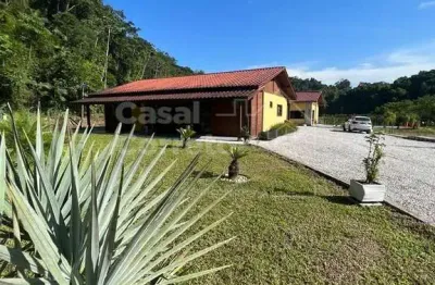 Linda e espaçosa chácara de 3 dormitórios sendo 1 suíte