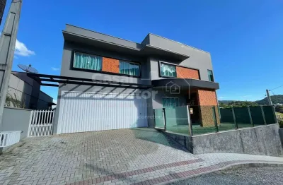 Incrível e elegante casa de 4 dormitórios sendo 2 suítes