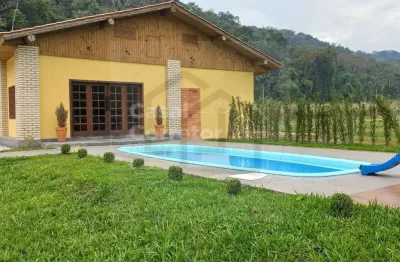 Linda e espaçosa chácara de 3 dormitórios sendo 1 suíte