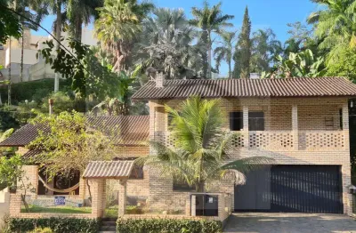Casa com 4 dormitórios sendo 1 suíte master e amplo terreno