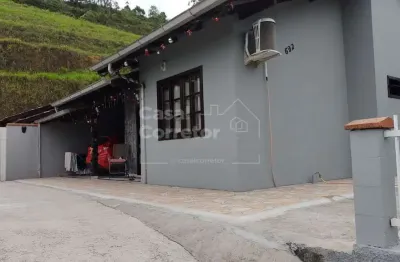 Casa em condomínio fechado com área de festas e 2 dormitórios