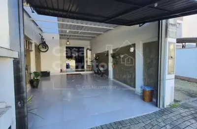 Dois quartos, piscina e espaço gourmet em um lindo sobrado
