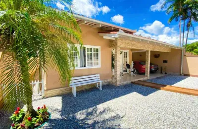 Casa de alvenaria de 220m² com 4 dormitórios sendo 1 suíte
