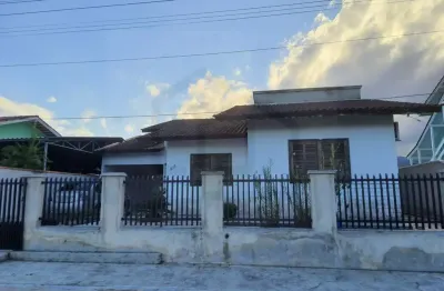 Casa de alvenaria de 180m² com três dormitórios sendo uma suíte