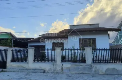 Casa de alvenaria de 180m² com três dormitórios sendo uma suíte