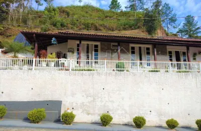 Casa de alvenaria com três dormitórios sendo duas suítes