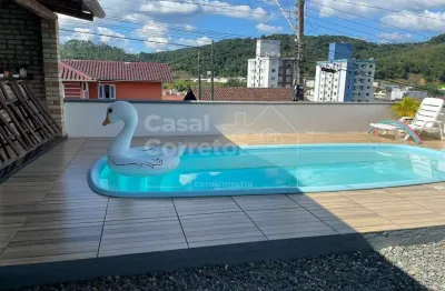 Casa de alto padrão com quatro suítes sendo uma suíte