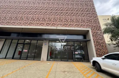 Salão comercial amplo, localizado em avenida de grande fluxo, com forte iluminação e alta exposição, ao lado de diversos comércios já consolidados.