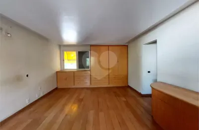 Casa à venda com 6 quartos, sendo 3 suítes,  em Barra da Tijuca, Rio de Janeiro, RJ