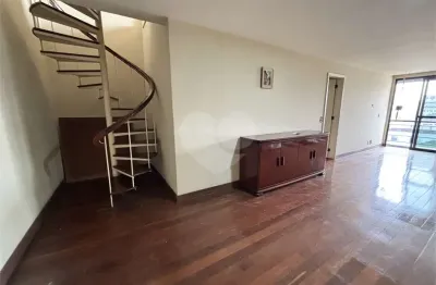 Cobertura à venda com 4 quartos, sendo 1 suíte,  no condomínio Edifício Larissa, Rio de Janeiro - RJ