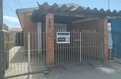 Casa com 2 quartos para alugar na Rua Professora Sinézia Martini, 229, Jardim Califórnia, Indaiatuba por R$ 2.300