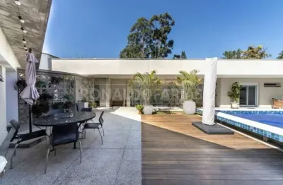 Casa à Venda em Interlagos Bolsão 4 Suítes e 5 Vagas de Garagem