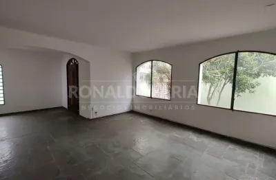 Casa à venda com 2 dormitórios e 1 suíte na região de interlagos.