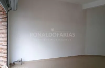 Salão comercial para locação com 42m² na região do jd são bernardo.