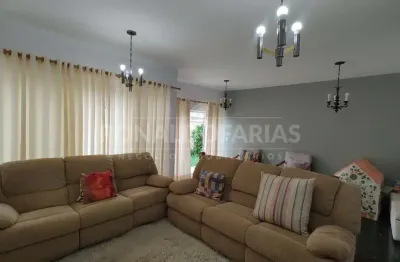 Casa a venda no bairro de interlagos com 4 dormitórios sendo 2 suítes e 4 vagas de garagem