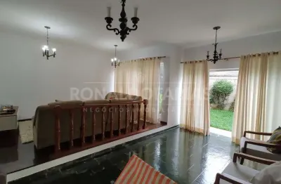 Casa a venda no bairro de interlagos com 4 dormitórios sendo 2 suítes e 4 vagas de garagem