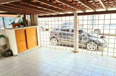 Casa térrea à venda com 2 dormitórios e 1 suíte na região de veleiros.
