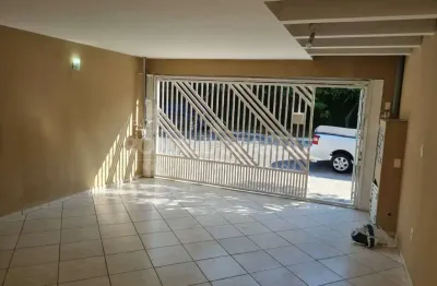 Aluga-se sobrado em interlagos, com 3 dormitórios sendo 1 suíte local tranquilo