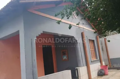 Casa  com 4 dormitórios, 2 banheiros sal, cozinha  área de serviço,  ótima localização