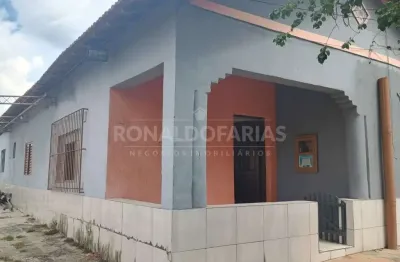 Casa  com 4 dormitórios, 2 banheiros sal, cozinha  área de serviço,  ótima localização