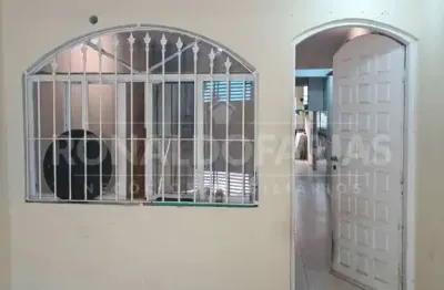 Sobrado à avenda   c/ 2 dormitorios, vaga, no campo grande.