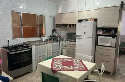 Casa terrea a venda sendo 2 quartos , 2 banheiro , 2 vagas de garagem.