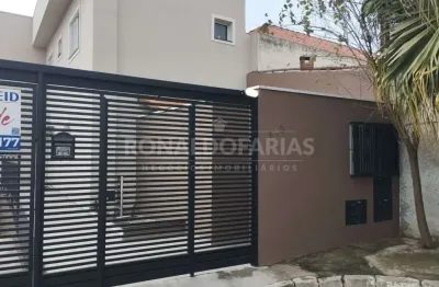 Casa a venda em condomiio fechado sendo 2 quartos , sala ampla 1 vaga de garagem.