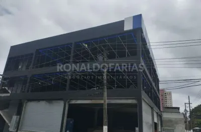 Galpão para locação situado em avenida principal com 700m .
