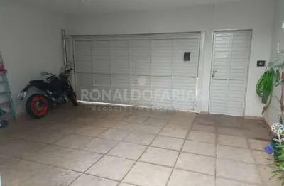Sobrado a venda sendo 3 quartos , sala ampla ,2 vagas de garagem coberta.