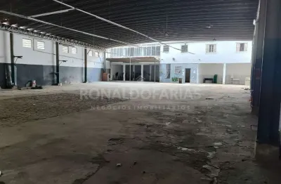 Aluga-se galpão no socorro, terreno plano, trifásico, pé direito de 8 metros