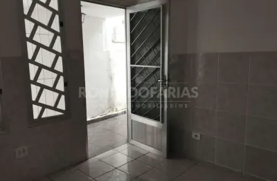 Casa  terrea  para  localção sendo dois quartos 1 vaga de garagem .