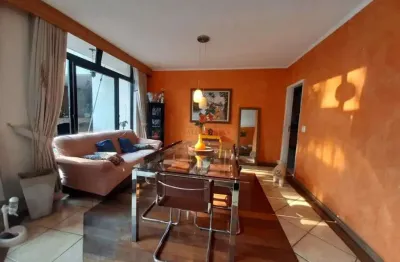 Casa à venda com 3 dormitórios e 8 vagas na região de interlagos.