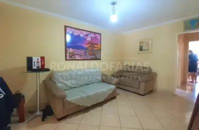 Casa à venda com 3 dormitórios, 2 suítes e 4 vagas na região de interlagos.