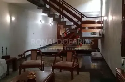 Sobrado à venda com 3 suítes na região de interlagos.
