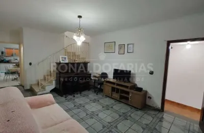 Sobrado à venda com 3 dormitórios, 1 suíte e 2 vagas na região de interlagos.