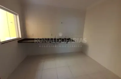 Sobrado a venda em condomínio fechado com 03 dormitórios na região do campo grande
