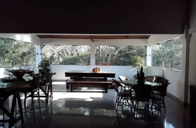 Casa térrea à venda com 3 dormitórios e 1 suíte na região de interlagos.