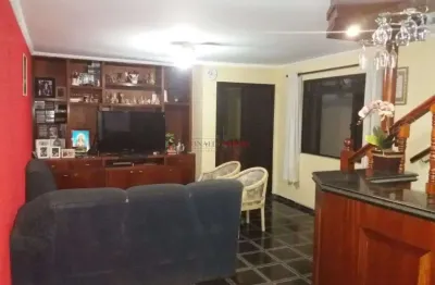Sobrado à venda com 3 dormitórios e 2 vagas na região do jardim consorcio.