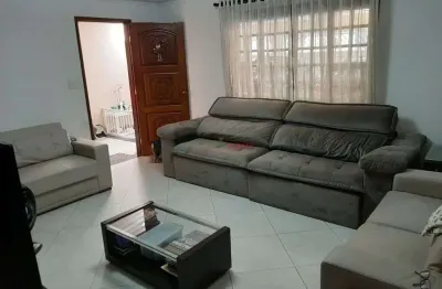 Sobrado à venda com 3 dormitórios na região do campo grande.