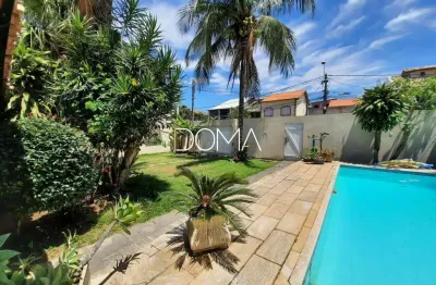Casa independente com piscina e amplo quintal gramado!
