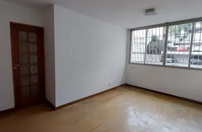 Apartamento arejado, indevassado, com ótima área externa.