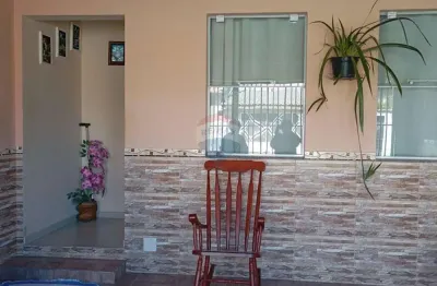 Uma linda casa, com lindo acabamento, em um bairro central e tranquilo da cidade