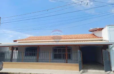 Casa com 3 quartos para alugar na Rua Amazonas, 55, Campo Largo, Salto de Pirapora