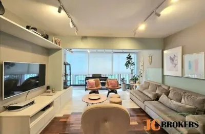 Apartamento reformado com 98 m², 3 dormitórios, sendo 1 suíte, living para 2 ambientes, 2 vagas