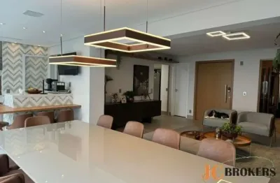Apartamento reformado  com 182m² de área útil, 4 dormitórios sendo 3 suítes, 4 vagas