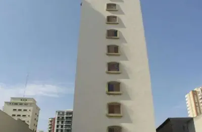 Apto com 105m², 3 quartos(1suíte) amplo living, cozinha com armários, dispensa, 3 banheiros.